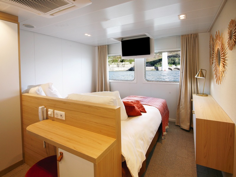 Main Deck 2 Adjustable Twin Beds Cat A